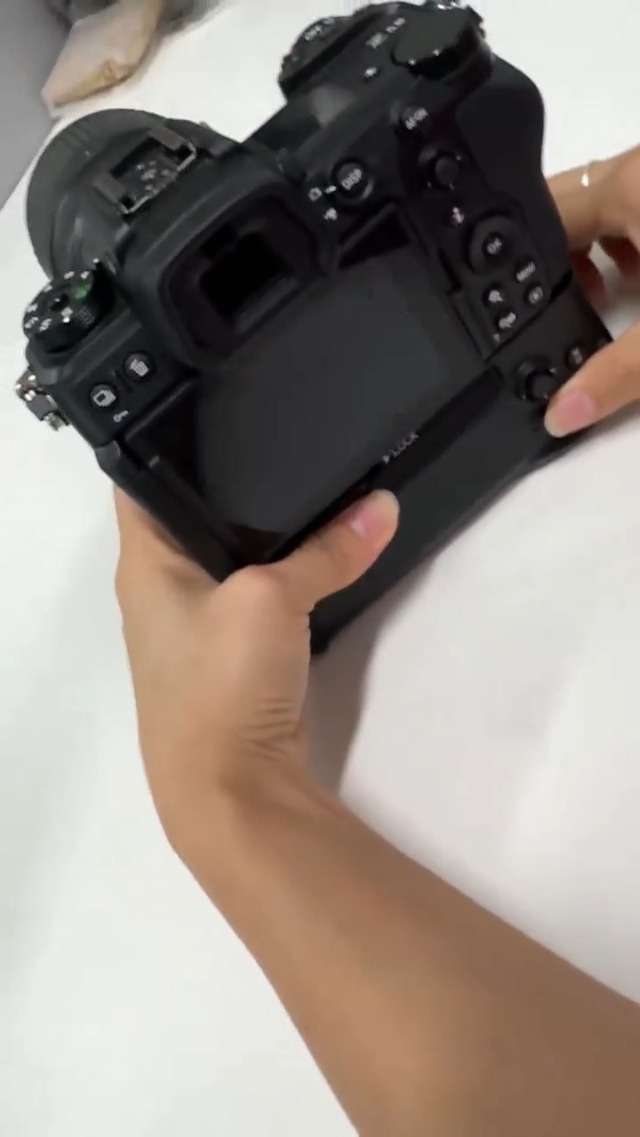 Amazon.com: FocusFoto Pro Vertical Multi Power Battery Pack Grip